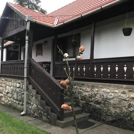 Korkostolo Vendeghazak *