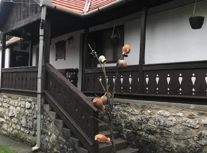 Korkostolo Vendeghazak *